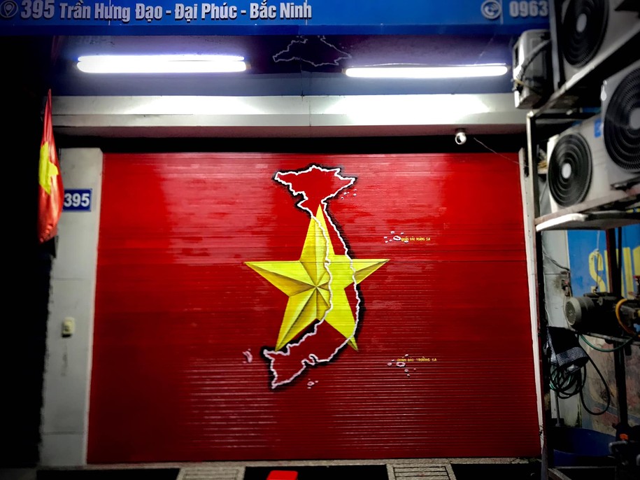 Bản đồ Việt Nam hoặc những cảnh quan biểu tượng như Vịnh Hạ Long, ruộng bậc thang, Đà Nẵng, cụm đảo Hoàng Sa - Trường Sa là những hình ảnh gây ấn tượng mạnh mẽ trong lòng người xem.