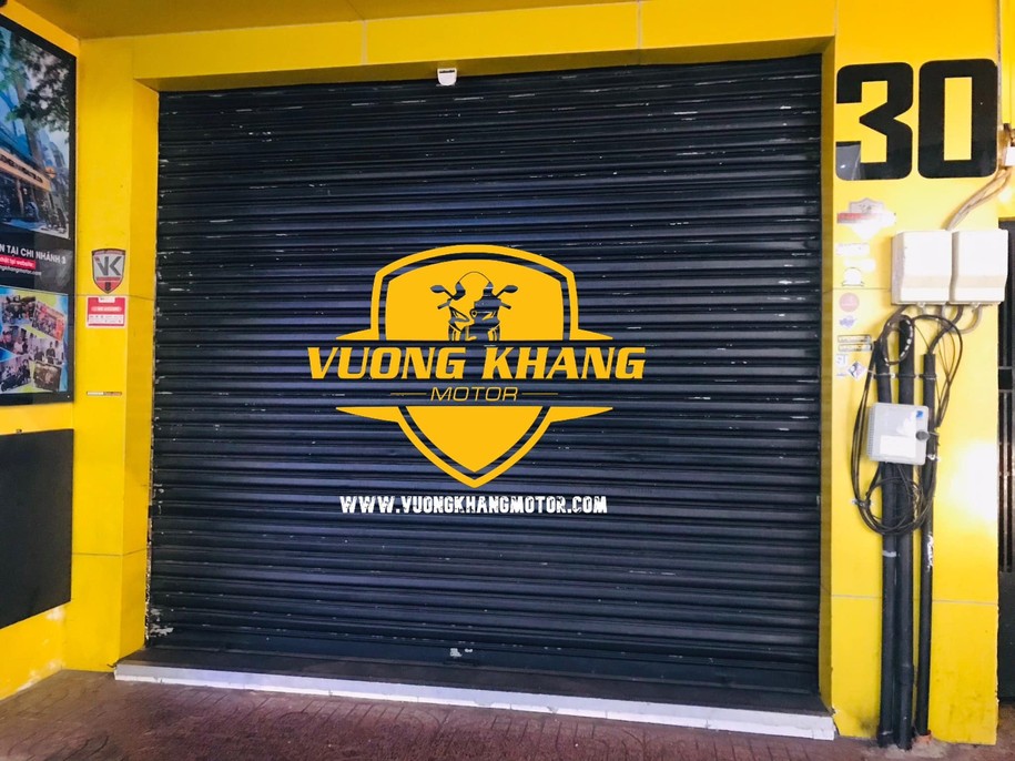 Vẽ tranh cửa cuốn với logo công ty là cách quảng bá thương hiệu cực kỳ hiệu quả.