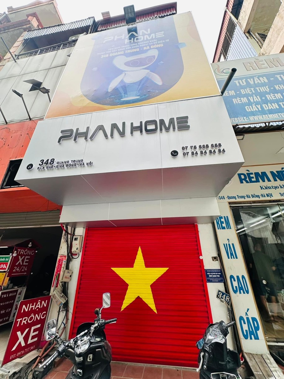 Hình ảnh lá cờ đỏ sao vàng trên cửa cuốn không chỉ thể hiện lòng yêu nước mà còn tạo ấn tượng mạnh mẽ.