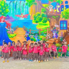 Vẽ tranh tường mầm non