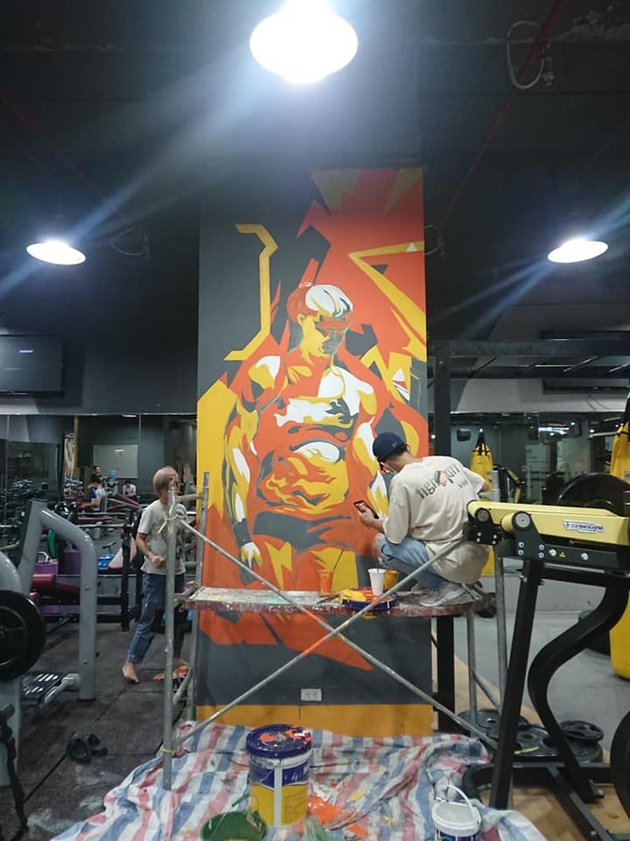 Vẽ Tranh Tường Phòng Gym Đẹp: +30 Mẫu Xu Hướng 2026 & Báo Giá Chi Tiết 36 Hình ảnh vận động viên, bodybuilder, tư thế tập luyện chuẩn.