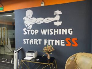 Hình ảnh vận động viên đang tập luyện với cơ bắp cuồn cuộn, thể hiện sức mạnh và sự quyết tâm.