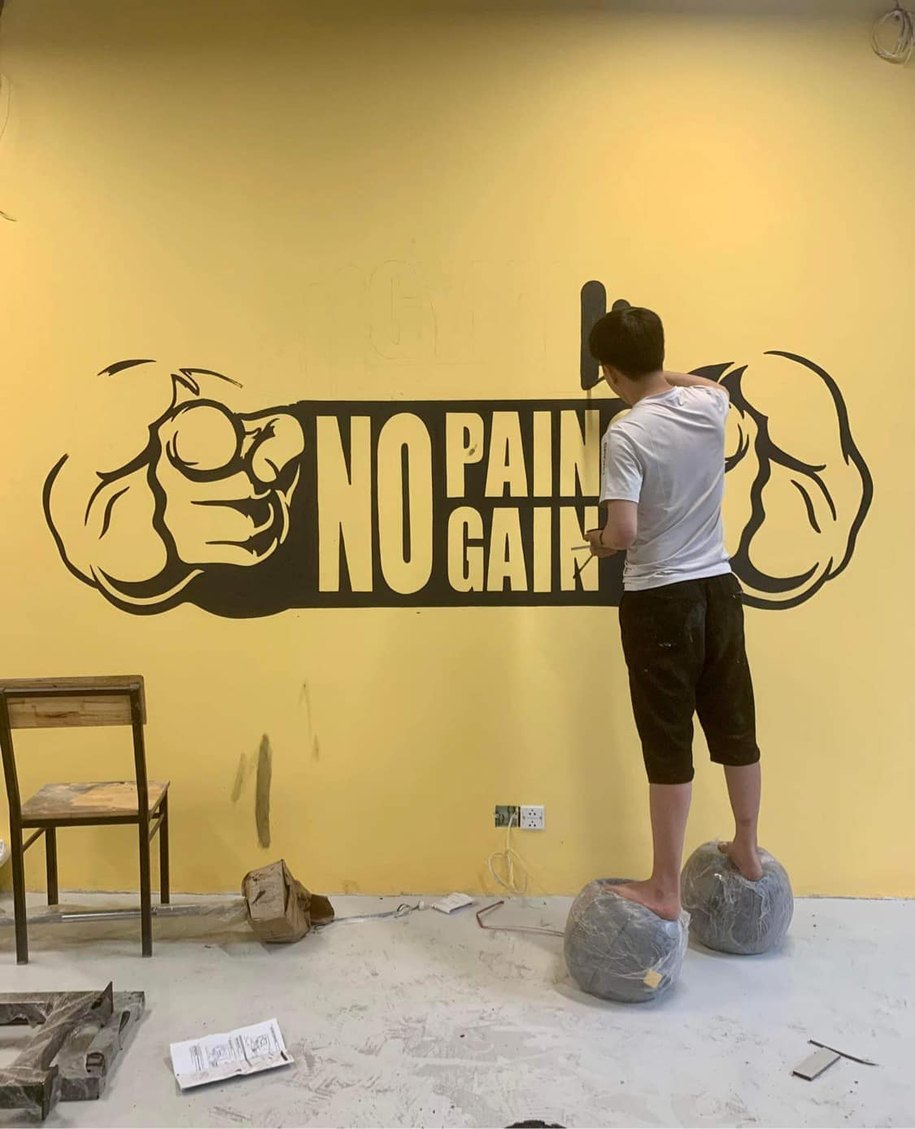 Vẽ Tranh Tường Phòng Gym Đẹp: +30 Mẫu Xu Hướng 2026 & Báo Giá Chi Tiết 38 Chỉ cần những dòng chữ mạnh mẽ, kết hợp với một số hình ảnh ấn tượng, bạn đã có thể tạo nên một không gian đầy động lực.