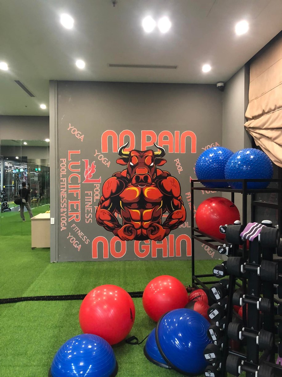 Vẽ Tranh Tường Phòng Gym Đẹp: +30 Mẫu Xu Hướng 2026 & Báo Giá Chi Tiết 37 Các khẩu hiệu như "No pain, no gain", "Believe in yourself", "Push your limits", tạo động lực cho người tập.