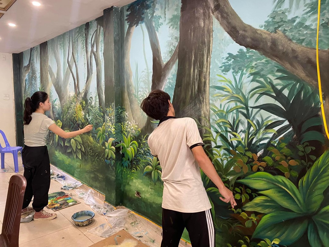 Phong cách rừng nhiệt đới, giúp tăng chiều sâu cho không gian và tạo ấn tượng với khách hàng