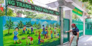 Vẽ tranh tường tiểu học chủ đề trồng cây xanh