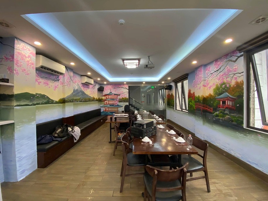 Những bức tranh tường khu vực ăn uống cần tạo cảm giác thoải mái, thư giãn và phù hợp với phong cách ẩm thực của nhà hàng.