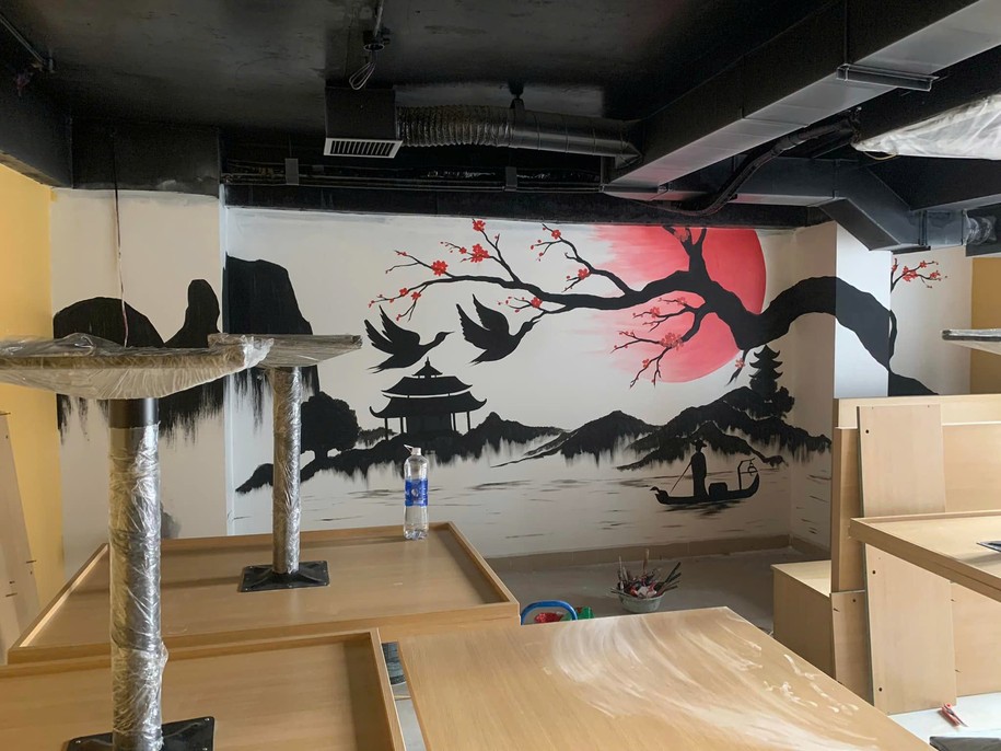 Nhà hàng Nhật Bản: Tranh sóng thần Hokusai, hoa anh đào, geisha.