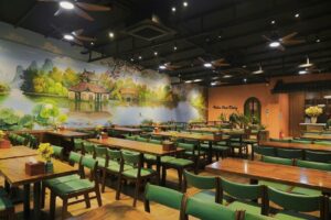 Nếu nhà hàng của bạn mang hơi hướng hoài niệm, tranh tường vintage với gam màu trầm ấm và hình vẽ tay mềm mại sẽ là lựa chọn lý tưởng.