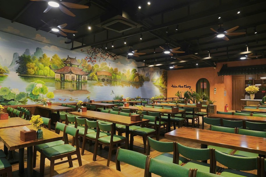 Nếu nhà hàng của bạn mang hơi hướng hoài niệm, tranh tường vintage với gam màu trầm ấm và hình vẽ tay mềm mại sẽ là lựa chọn lý tưởng.