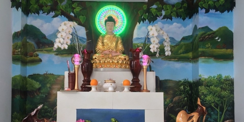 Vẽ tranh tường với hình ảnh Đức Phật ngồi dưới cây bồ đề